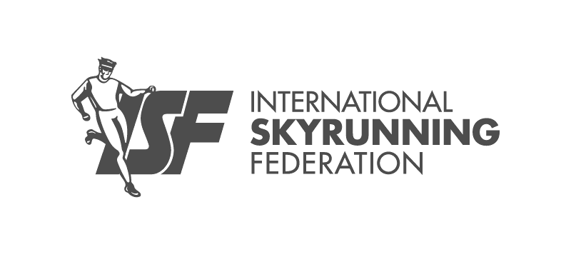 Logo van de International Skyrunning Federation, met een gestileerde hardloper naast de grote initialen ISF en de tekst „International Skyrunning Federation” in vetgedrukte hoofdletters.